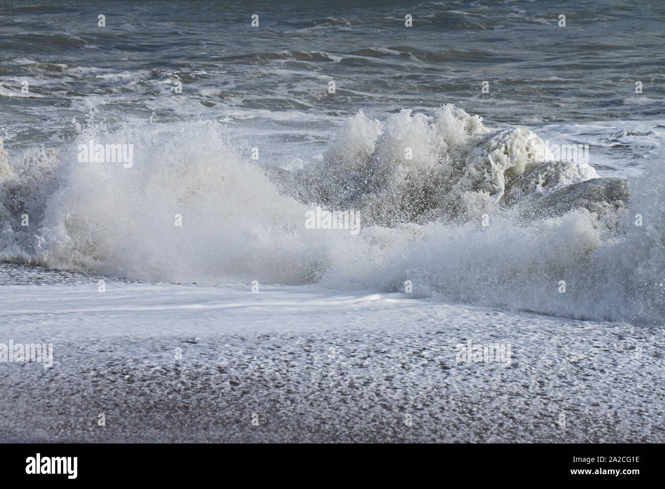 Raue oder wütende Meer im Winter in Porto Recanati Provinz Macerata Italien in der Nähe von Monte Conero mit dem Meer schäumen oder Kochen und Spritzwasser am Strand Stockfoto