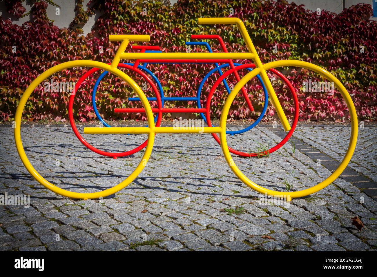 Bunte Fahrrad Statuen als Stand Stockfoto