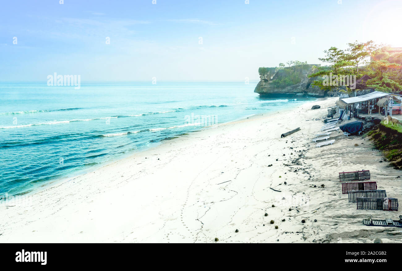 Auf der Suche nach einem einsamen Strand an einem hellen Tag Stockfoto