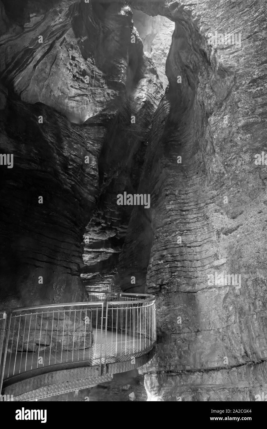 RIVA DEL GARDA, ITALIEN - Juni 7, 2019: Der Wasserfall in der Höhle Cascata Varone in der Nähe des Riva del Garda, Lago di Garda See. Stockfoto