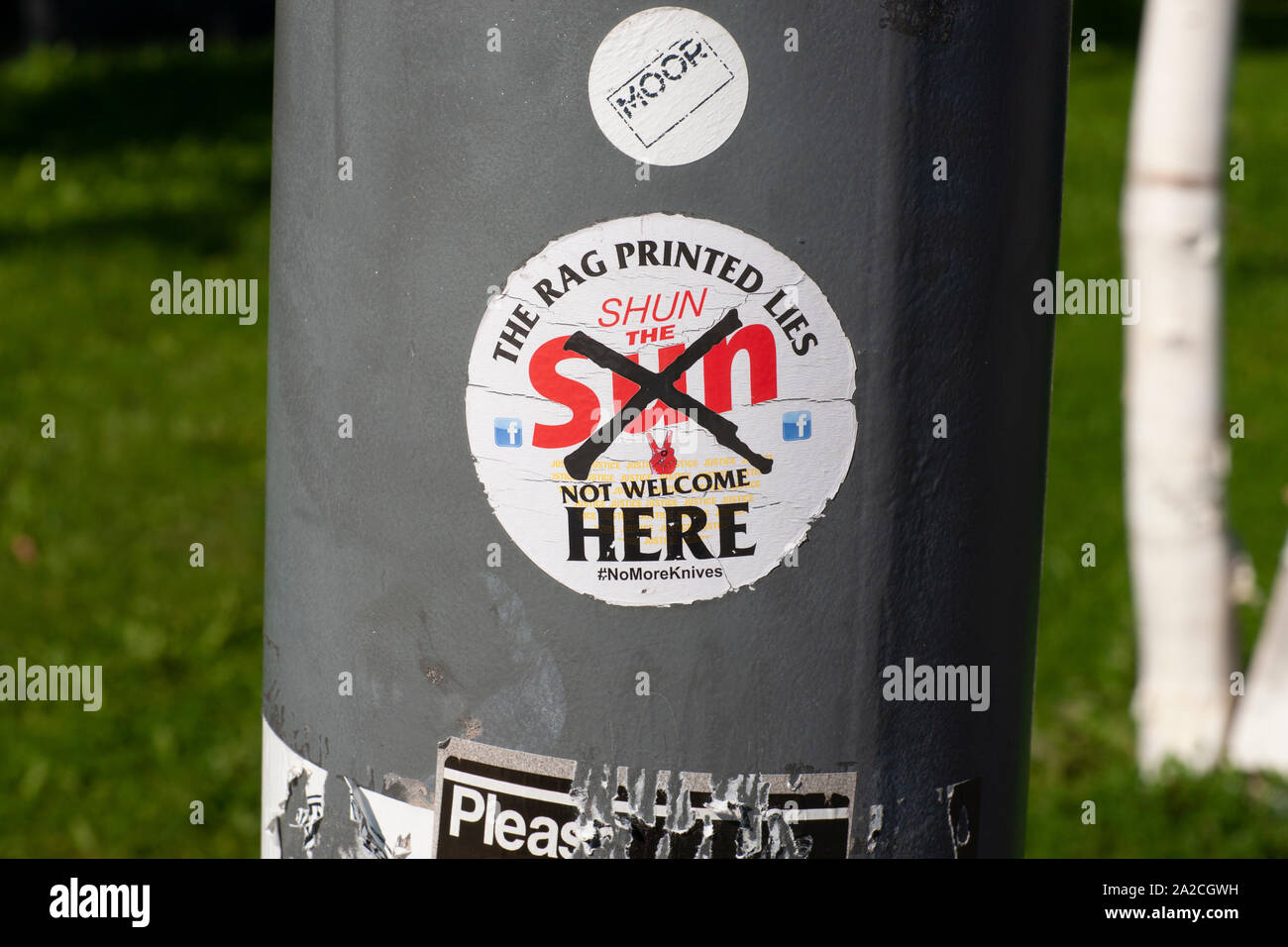 Meiden Sie die Sonne Aufkleber, lampost, Hanley, Stoke-on-Trent, einer der sechs Städte, aus denen die Töpfereien in Staffordshire. Stoke hat bezeichnet. Stockfoto