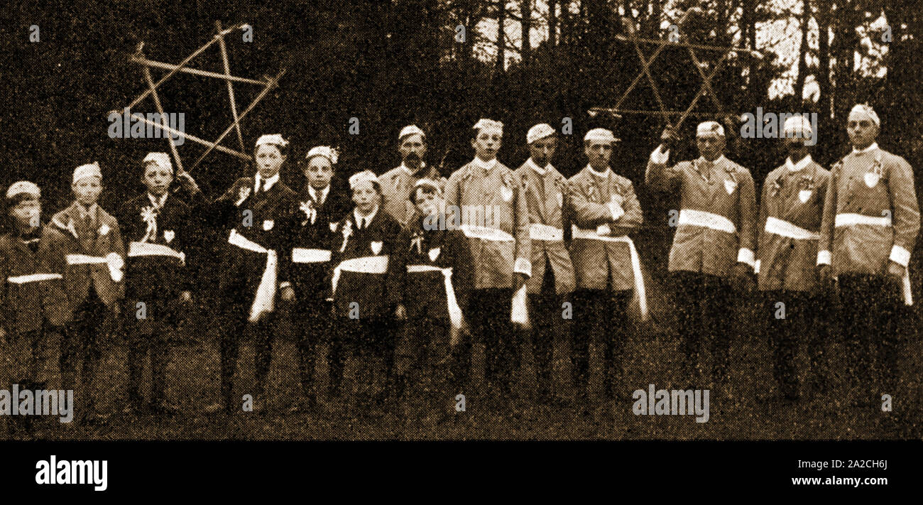 Ein altes Bild von Goathand Plough Stots - ein traditionelles Yorkshire lange Schwert Schwert Tanz Team aus der North Yorkshire Dorf Goathland, Großbritannien. Die Mannschaft hat heidnischen Ursprung und eine lange Geschichte aber Waren wurden 1922 nach fast sterben aus wiederbelebt. Stockfoto