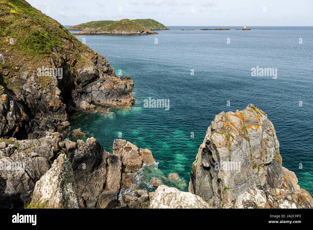 Blick von der Pointe de Plouézec in Richtung der Insel Grand Mez de Goëlo, Côtes-d'Armor, Bretagne, Frankreich Stockfoto