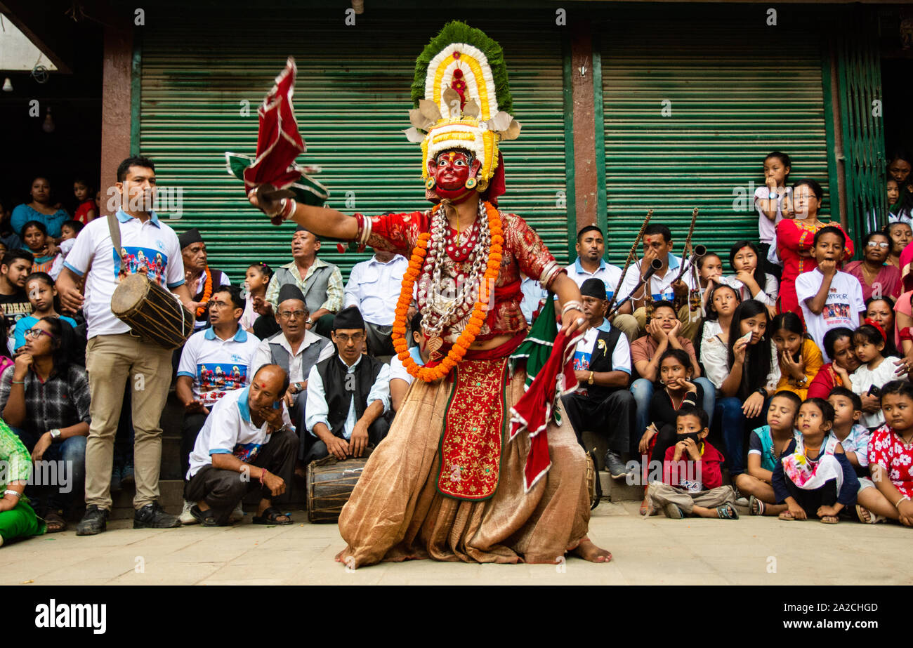 Ein Mann, der als Gottheit gedient ist, führt traditionellen Tanz in kathmandu, Nepal, auf. Stockfoto