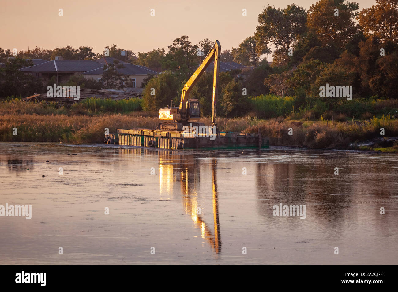 Еxcavator reinigt den Sumpf in Fluss pararcha. Poti. Geogria. Paliastomi. Stockfoto