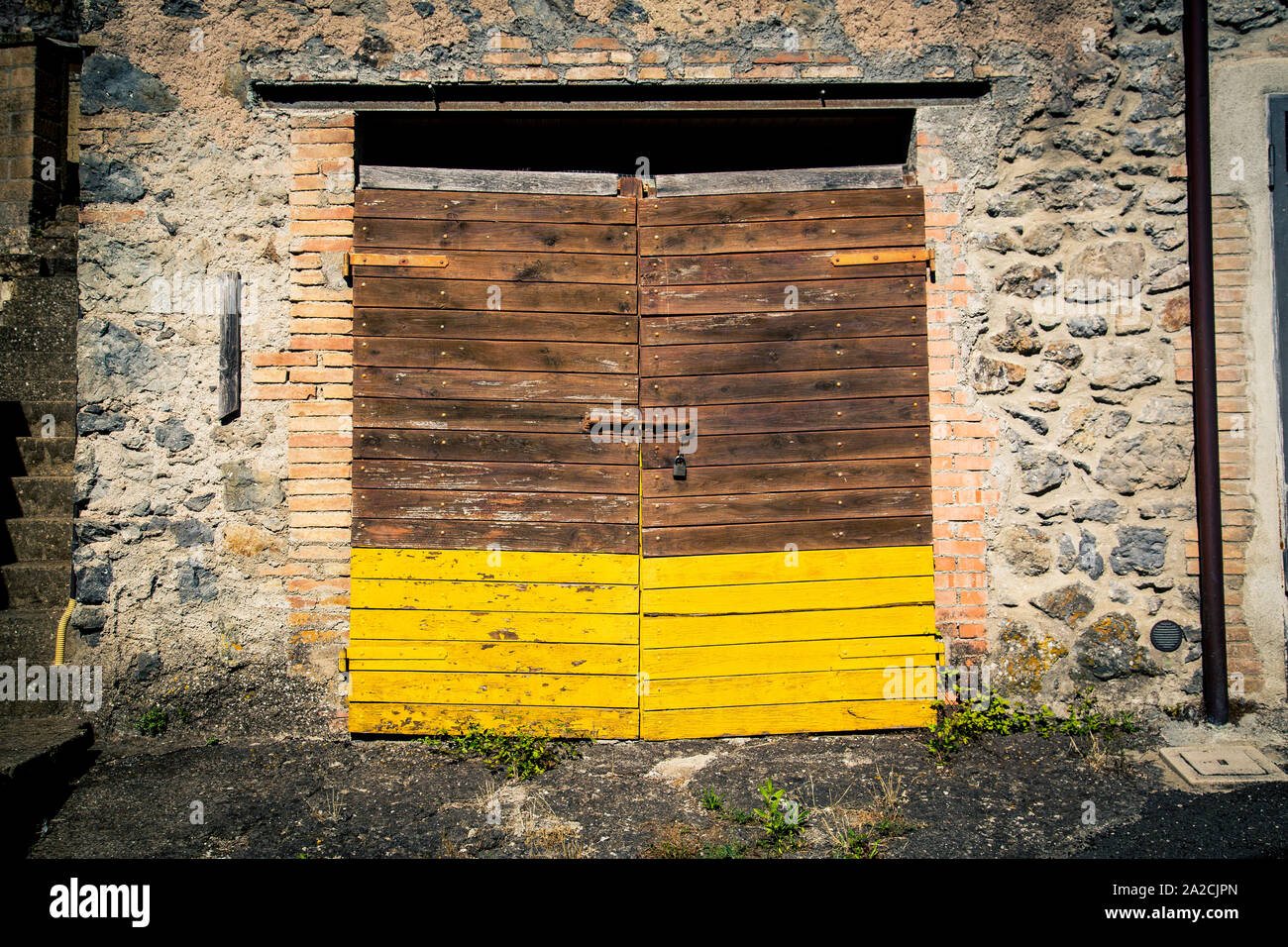 Die Tür des alten Weingut in der Toskana kleine Stadt namens Latera Stockfoto