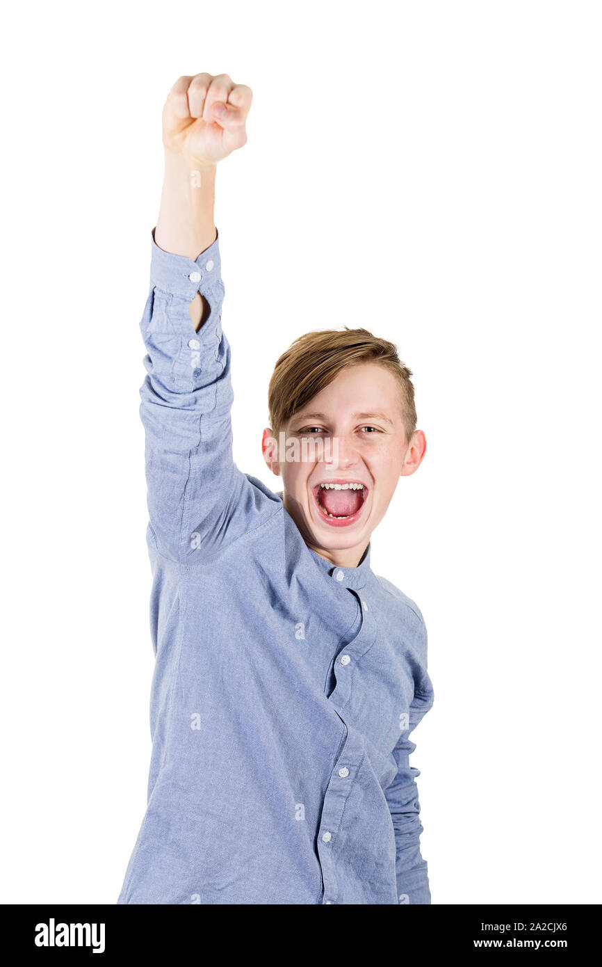 Begeistert junge Teenager eine Hand heben, halten, Faust und Schreien, als Erfolg. Positive Emotionen feiern Sieg als Sieger isoliert Stockfoto