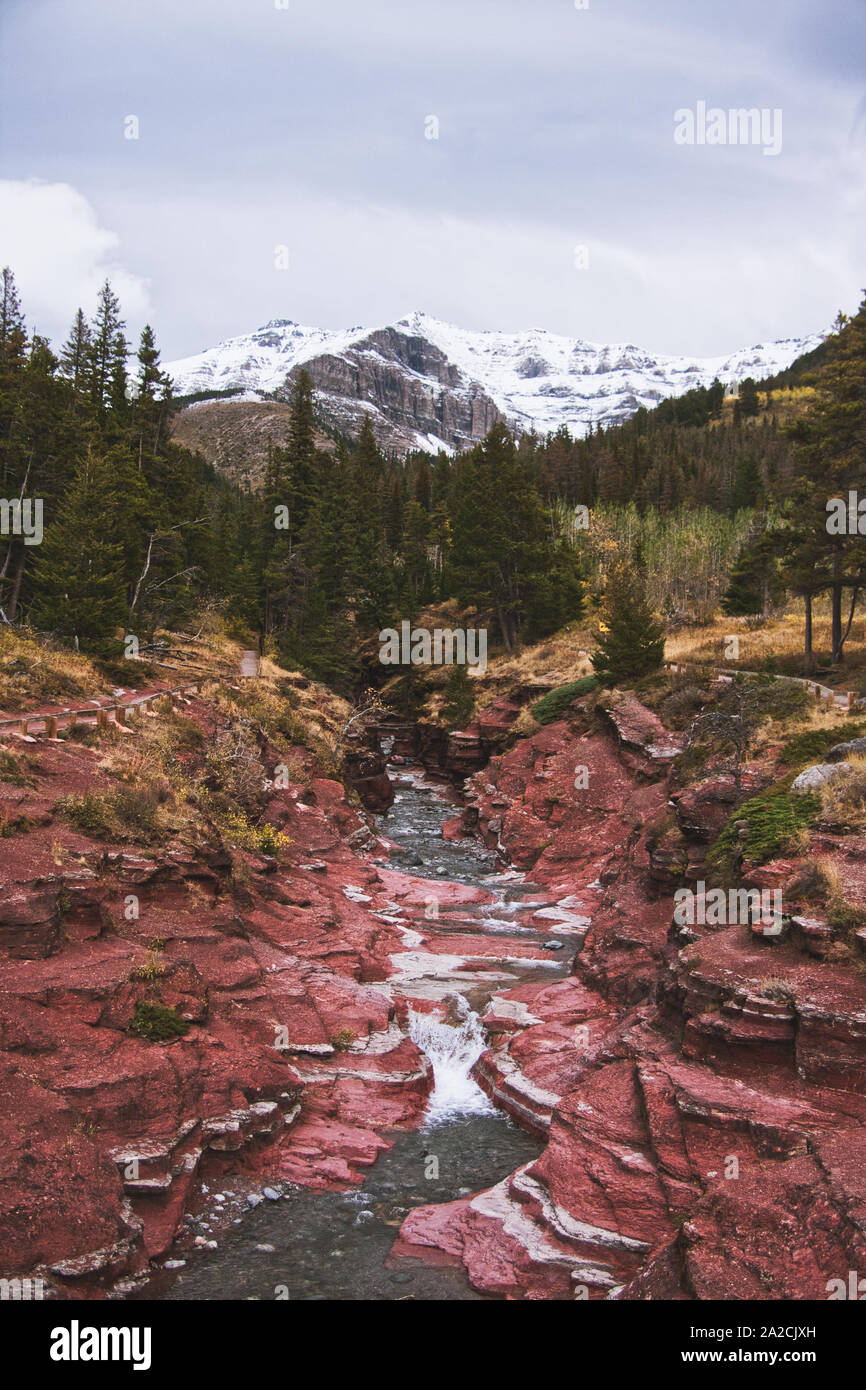 Blick auf den Red Rock Canyon in Waterton Lakes National Park von der Brücke über den Fluss an einem bewölkten Tag Stockfoto