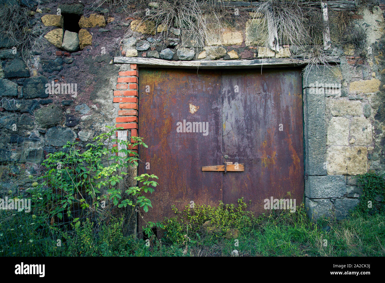 Die Tür des alten Weingut in der Toskana kleine Stadt namens Latera Stockfoto