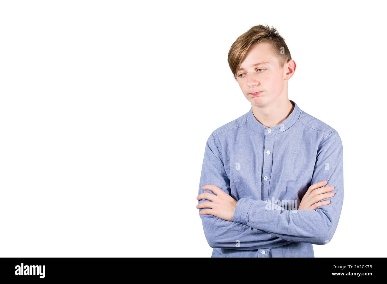 Enttäuscht jugendlich Junge hält Arme zornig beiseite auf weißem Hintergrund gekreuzt, isoliert. Stockfoto