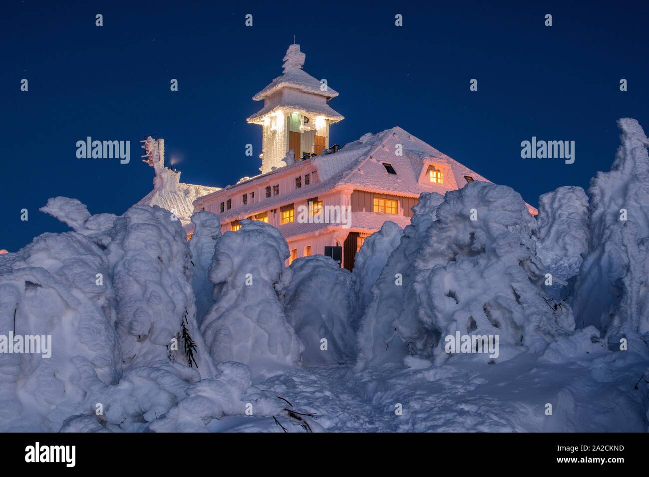 Verschneite Fichtelberghaus am Abend im Winter auf dem Fichtelberg, Oberwiesenthal, Erzgebirge, Sachsen, Deutschland Stockfoto