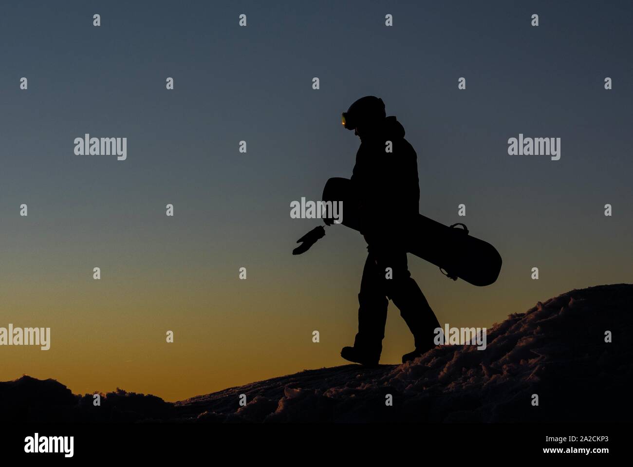 Snowboarder auf Ice Hügel auf dem Fichtelberg bei Sonnenuntergang, Silhouette, Erzgebirge, Sachsen, Deutschland Stockfoto