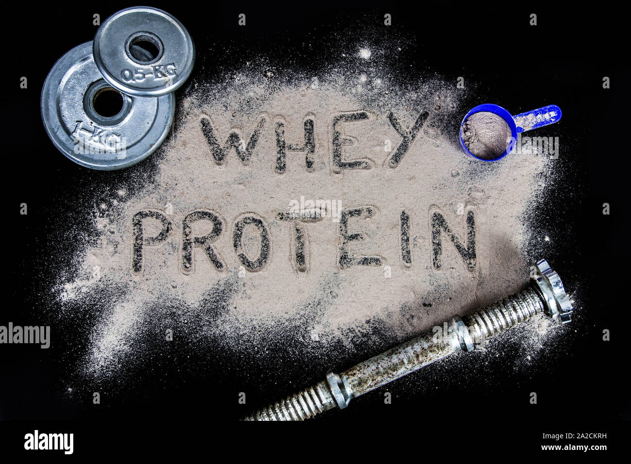 Molkeprotein schreiben in einem Protein Pulver mit Gewicht Stockfoto