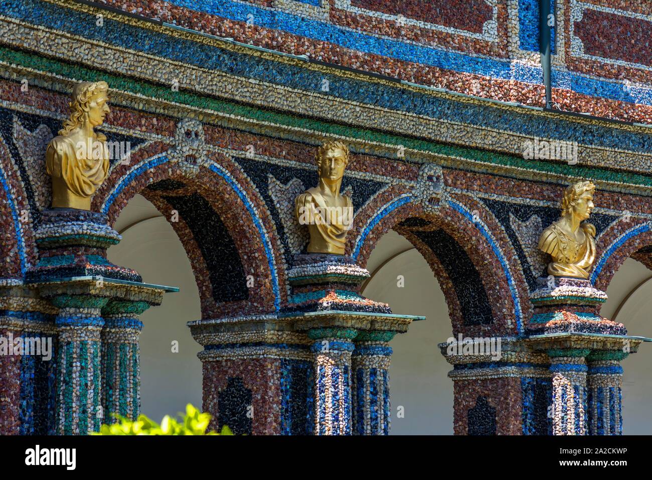 Arkaden mit goldenen Büsten Römischer Kaiser, Detailansicht, Hermitage, Bayreuth, Oberfranken, Bayern, Deutschland Stockfoto