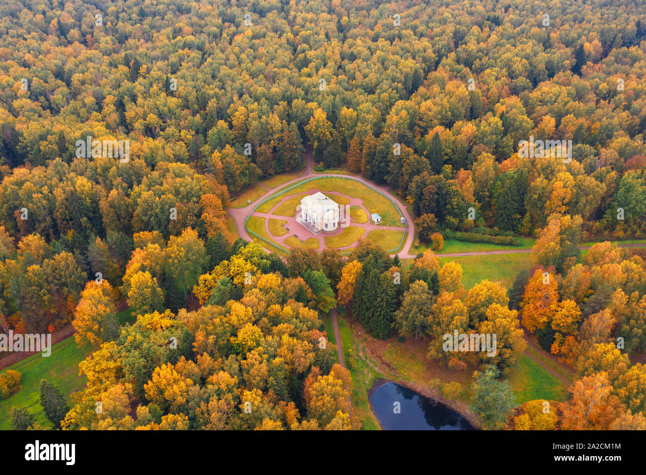 Luftaufnahme der runde Saal Gebäude in pawlowsker Park unter die Bäume im Herbst, in der Nachbarschaft von Sankt-petersburg Stockfoto