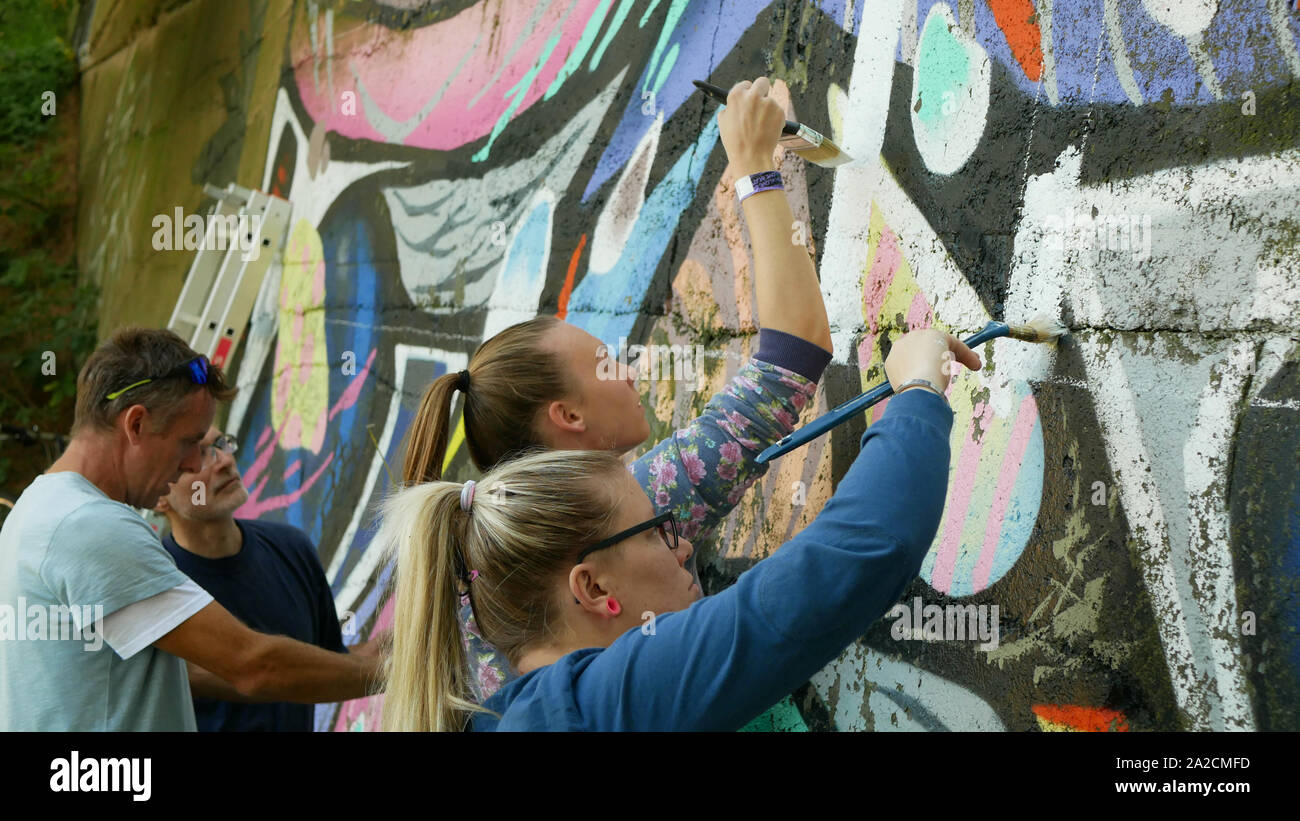 Aktivisten Menschen Farben- und Malerarbeiten symbol Aussterben Rebellion auf rechtliche Wand für Graffiti, Aktion Demonstration gegen Klimawandel, Menschen Stockfoto