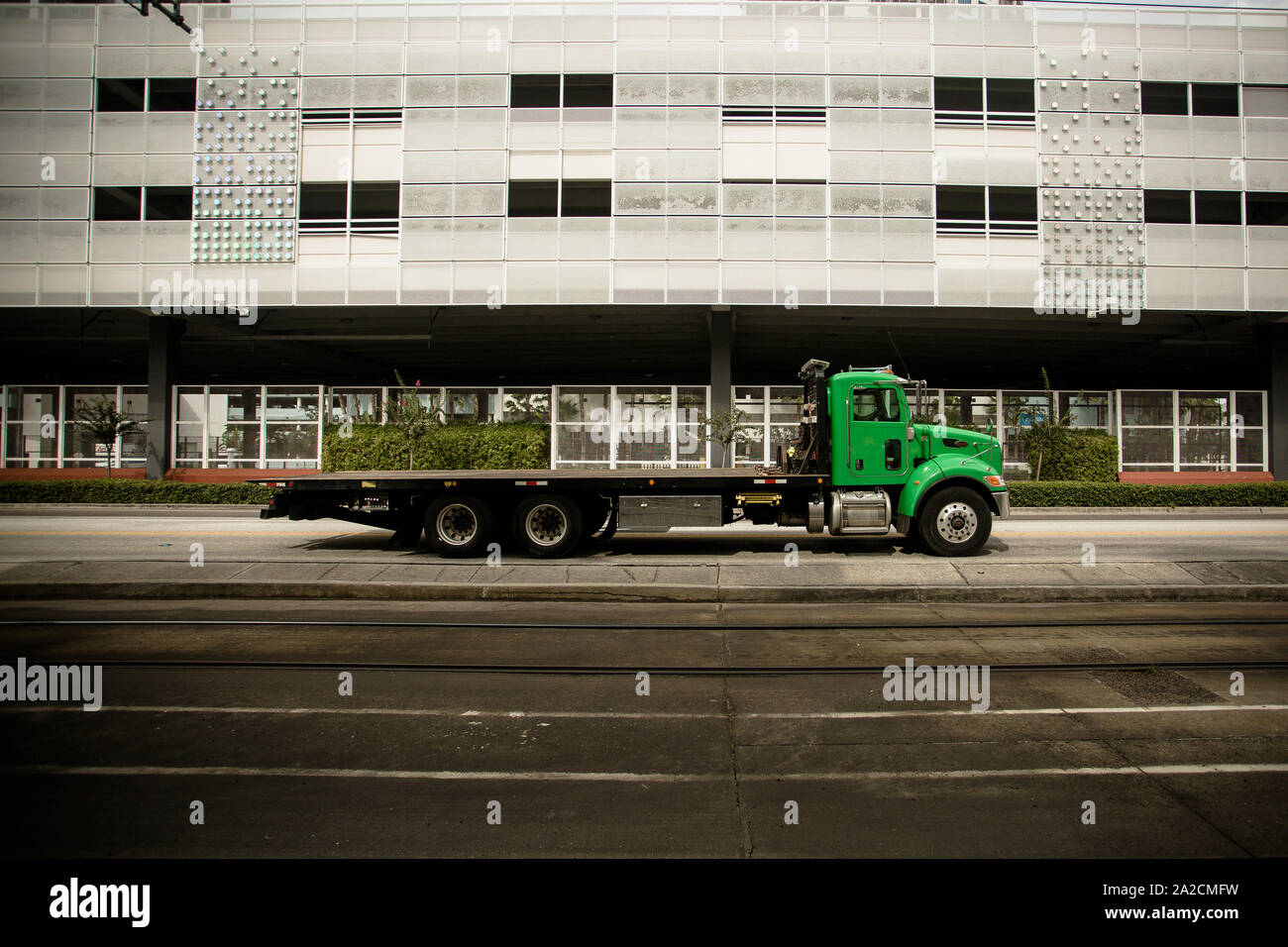 Riesiger Transportwagen für sperrige Lasten, die durch die Straßen von tampa, florida, sausen Stockfoto