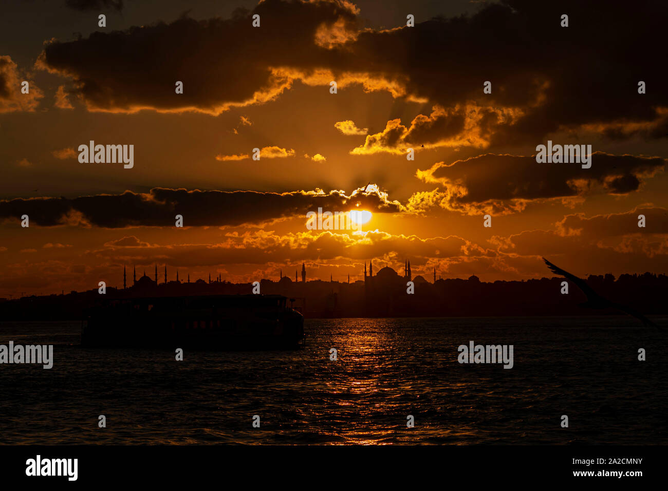 Stadtbild von Istanbul mit Silhouetten der alten Moscheen und Minarette bei Sonnenuntergang. Panoramaaussicht, der Jungfrauenturm, Galata-Turm, Hagia Sophia, die Stockfoto