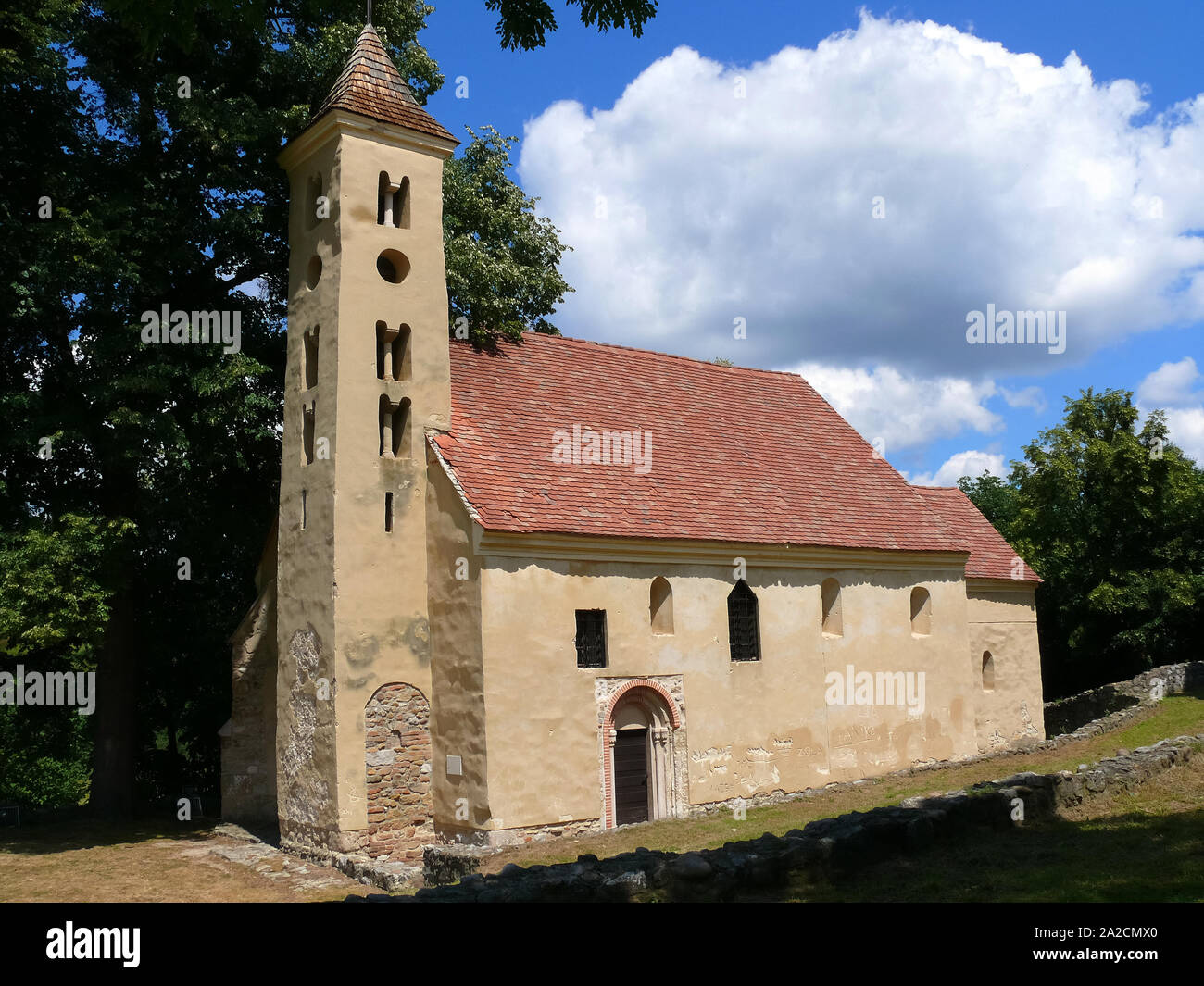 Römisch-katholische Kirche, Manfa, Ungarn. Sarlos Boldogasszony Arpad - kori Romai katolikus Templom, Mánfa, Magyarország. Stockfoto