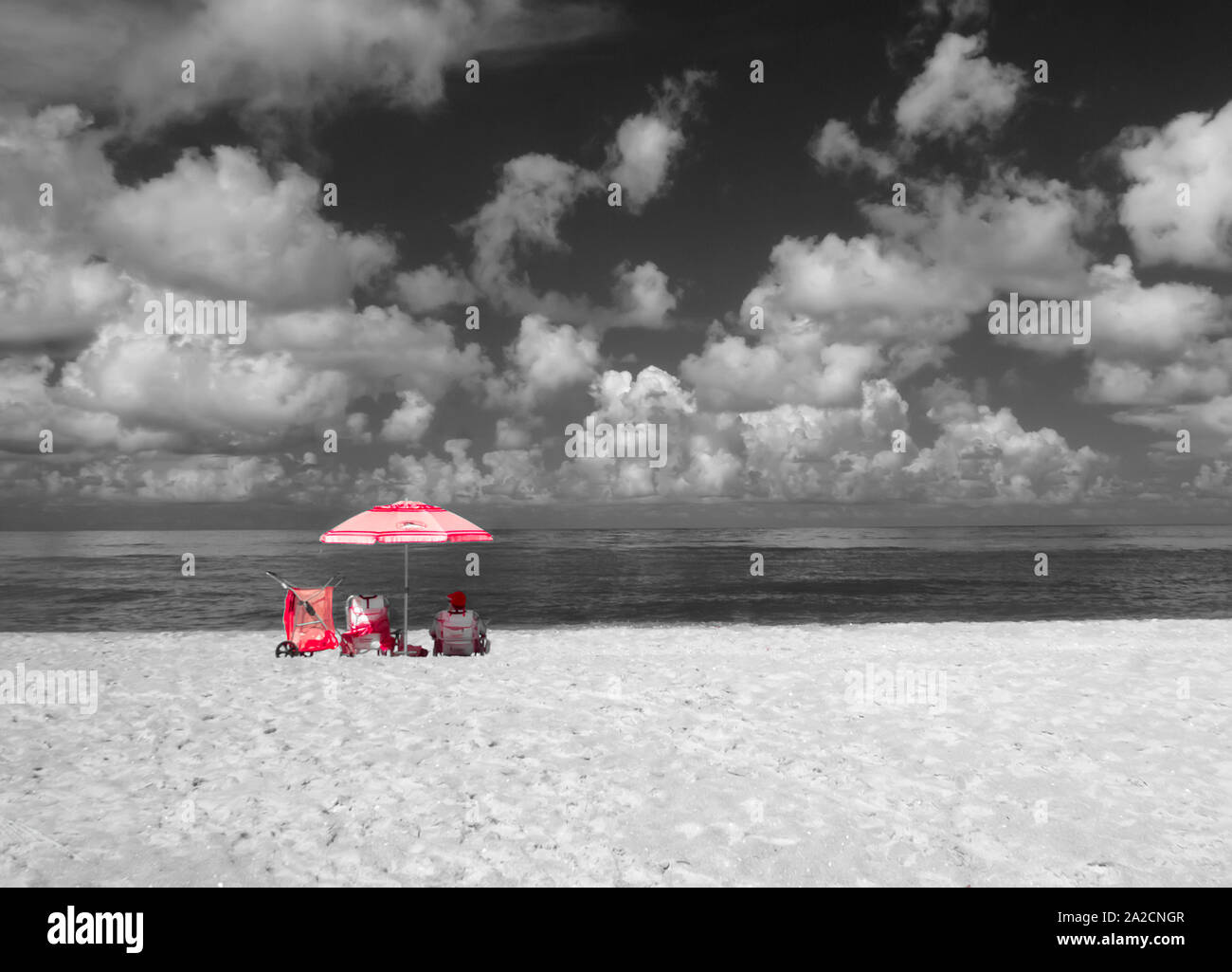 Umbella am Strand mit einem Infrarot Red Kamera aufgenommen und verarbeitet für falsche Farben Stockfoto