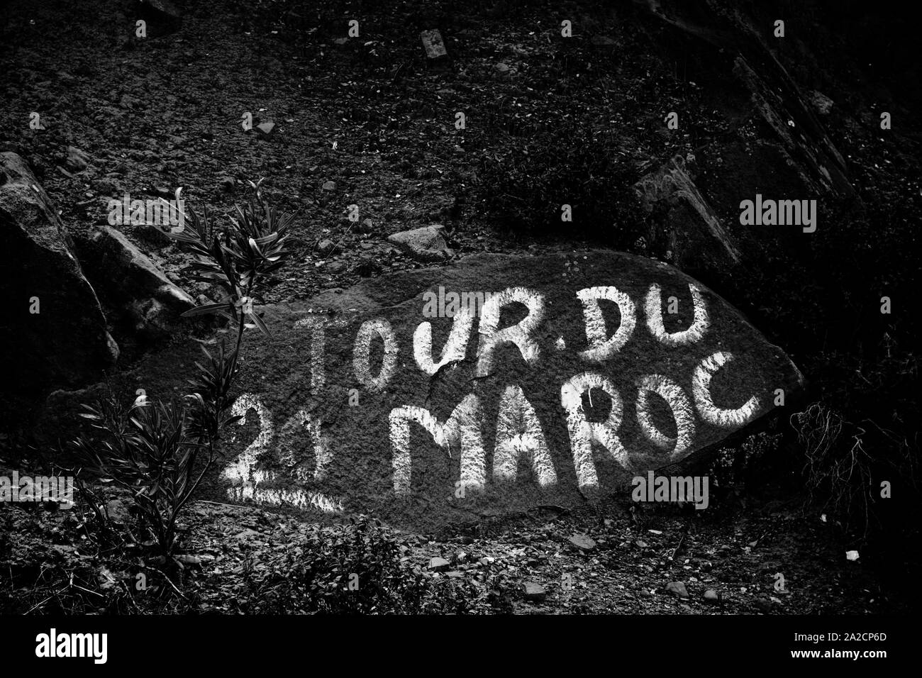 Stein befindet sich an der Straße nach Marrakesch und erinnert an die 20. Marokko Radtour Stockfoto