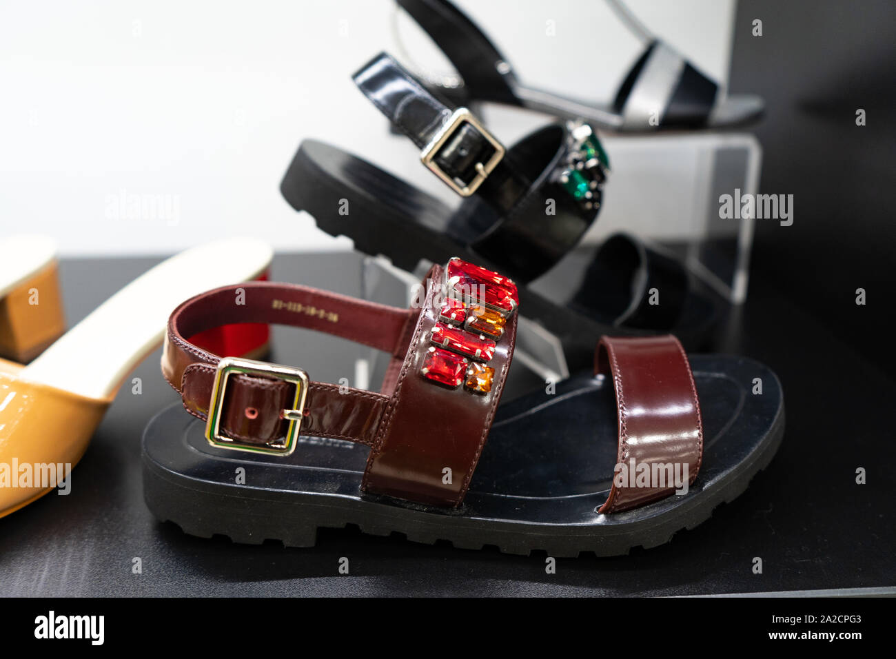 Tscheljabinsk, Russland - August 2019. Damen Sandalen. Reihen von Schön, elegant, farbigen Damen Schuhe im Regal. Women's Schuhgeschäft. Hor Stockfoto