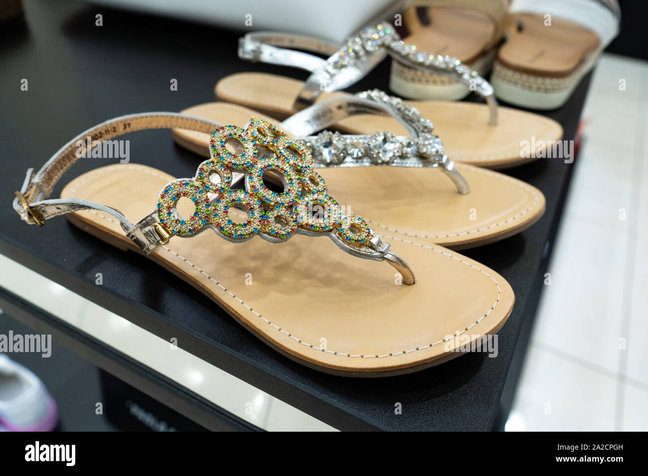 Tscheljabinsk, Russland - August 2019. Damen Sandalen. Reihen von Schön, elegant, farbigen Damen Schuhe im Regal. Women's Schuhgeschäft. Hor Stockfoto