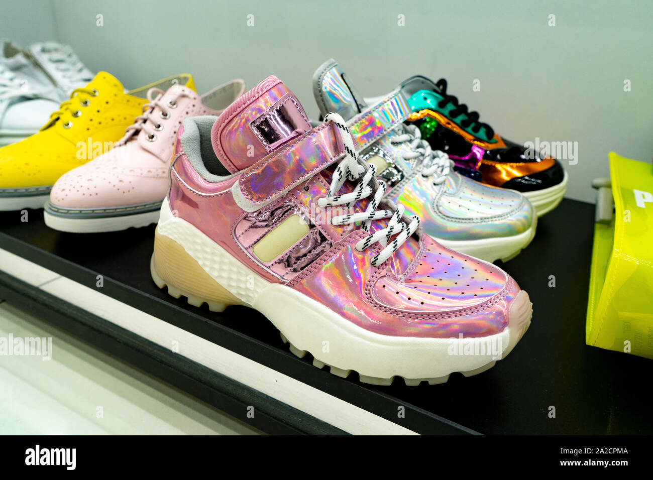 Tscheljabinsk, Russland - August 2019. Reihen von Schön, elegant, farbigen Damen Schuhe im Regal. Women's Schuhgeschäft. Horizontale Rahmen Stockfoto