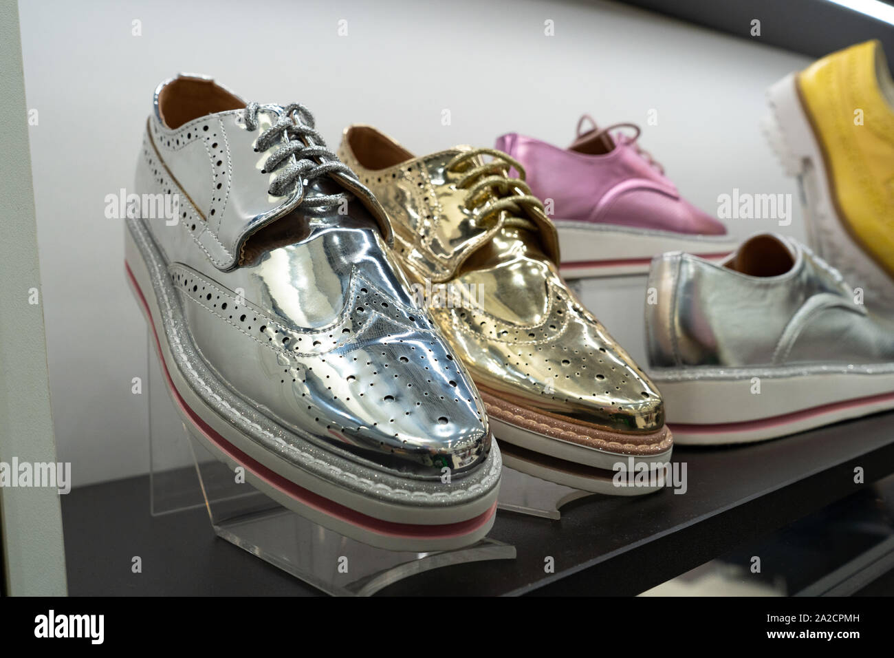 Tscheljabinsk, Russland - August 2019. Reihen von Schön, elegant, farbigen Damen Schuhe im Regal. Women's Schuhgeschäft. Horizontale Rahmen Stockfoto