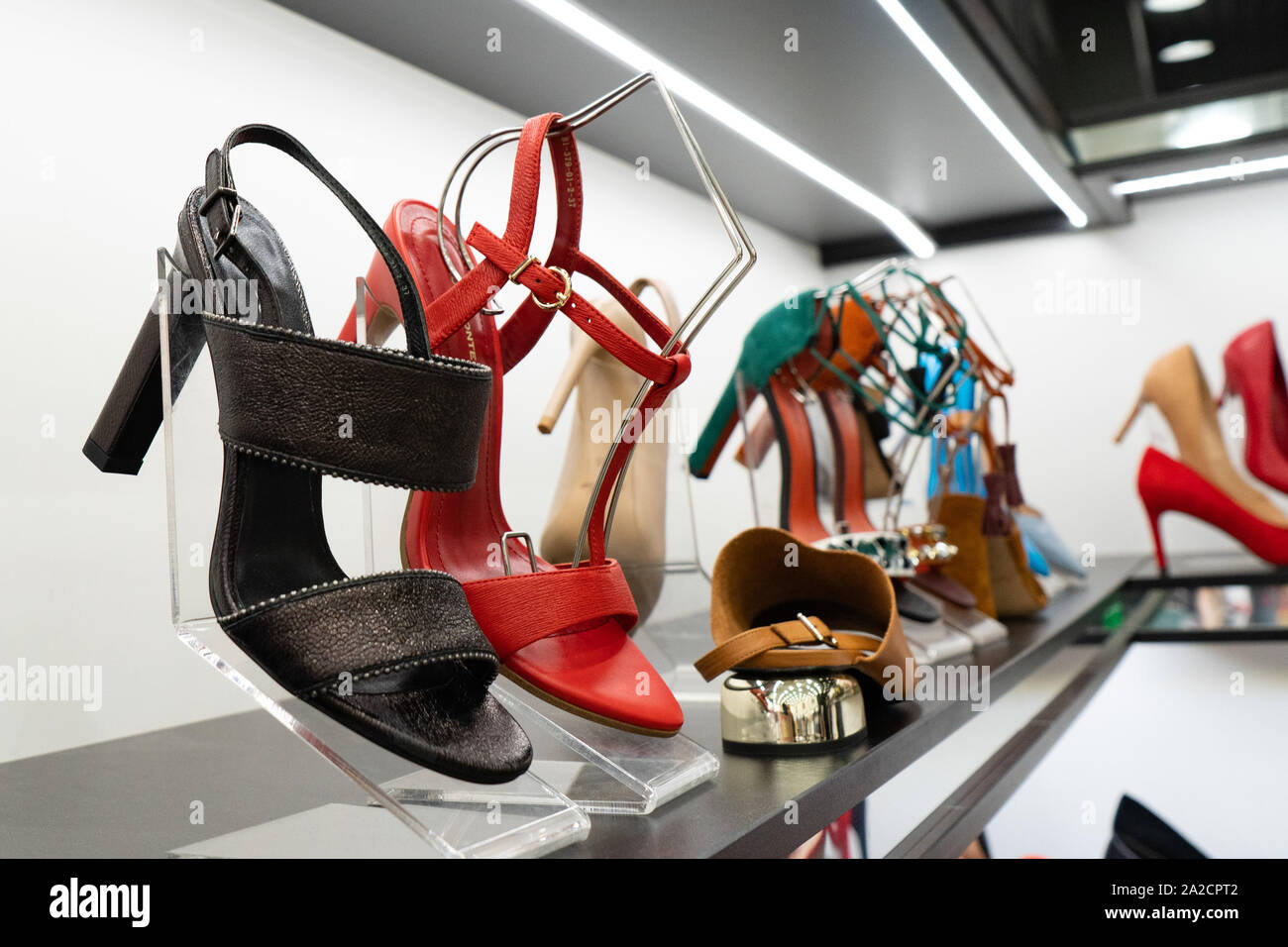 Tscheljabinsk, Russland - August 2019. Reihen von Schön, elegant, farbigen Damen Schuhe im Regal. Women's Schuhgeschäft. Horizontale Rahmen Stockfoto