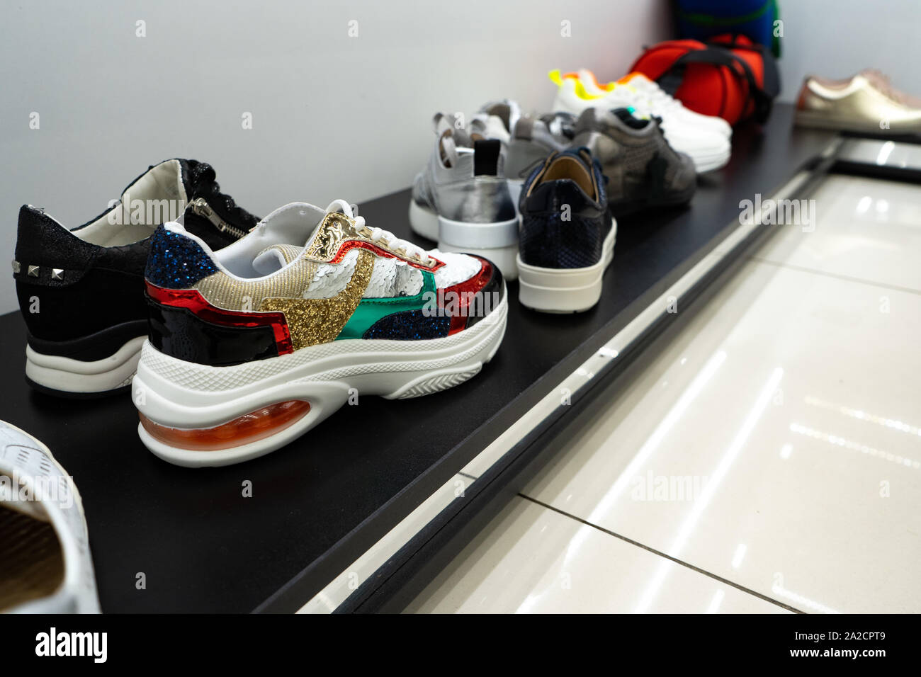 Tscheljabinsk, Russland - August 2019. Reihen von Schön, elegant, farbigen Damen Schuhe im Regal. Women's Schuhgeschäft. Horizontale Rahmen Stockfoto