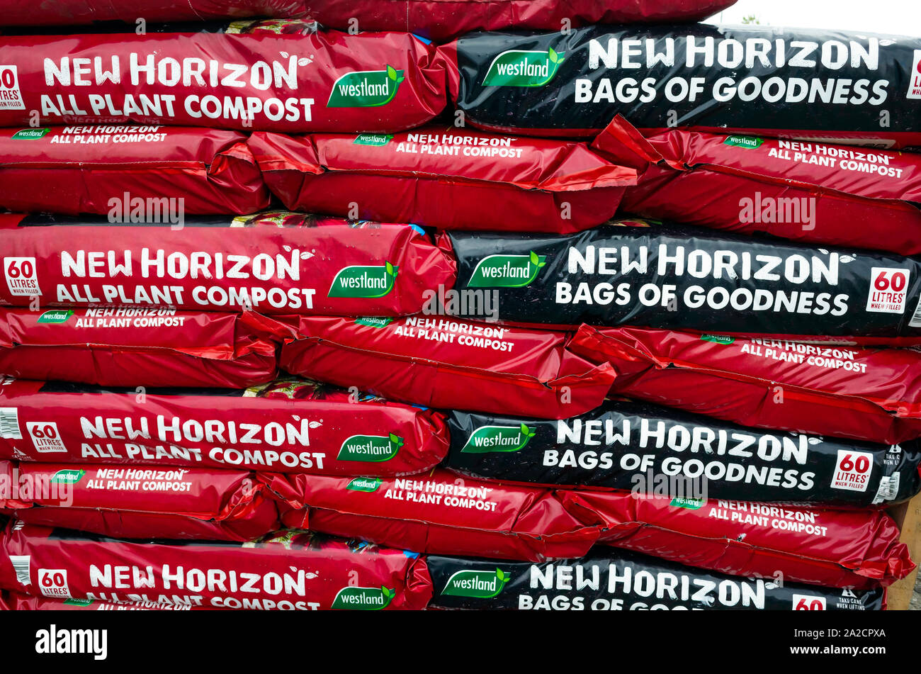 Ein Stapel von Taschen von Westland New Horizon alle Anlagen Kompost natürlich Torf frei zum Verkauf in einem Gartencenter Stockfoto