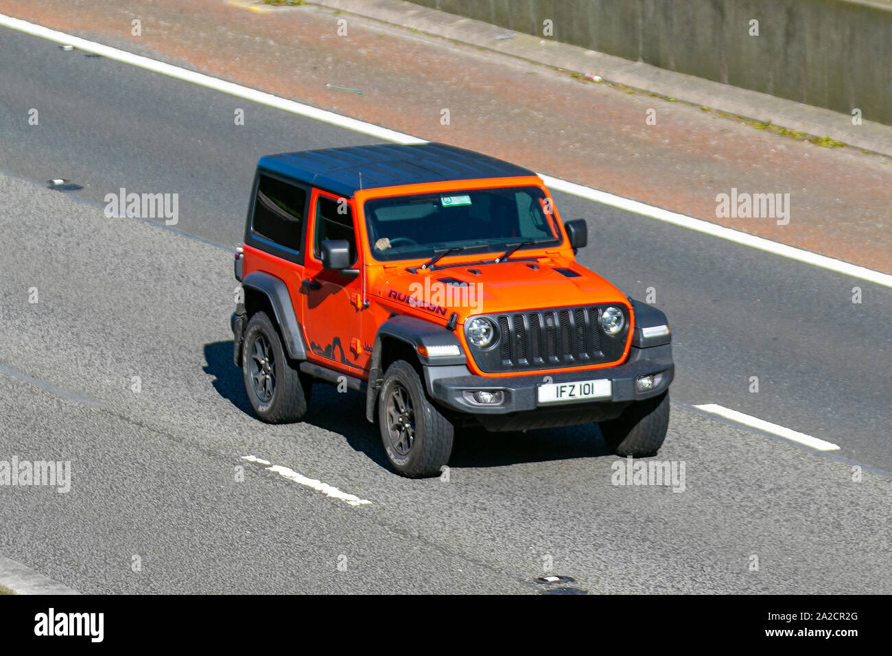 2019 orange Jeep Wrangler Rubicon GME Auto; Großbritannien Verkehr, Transport, moderne, Limousinen, Süd - auf die 3 spurige Autobahn M6 Autobahn gebunden. Stockfoto