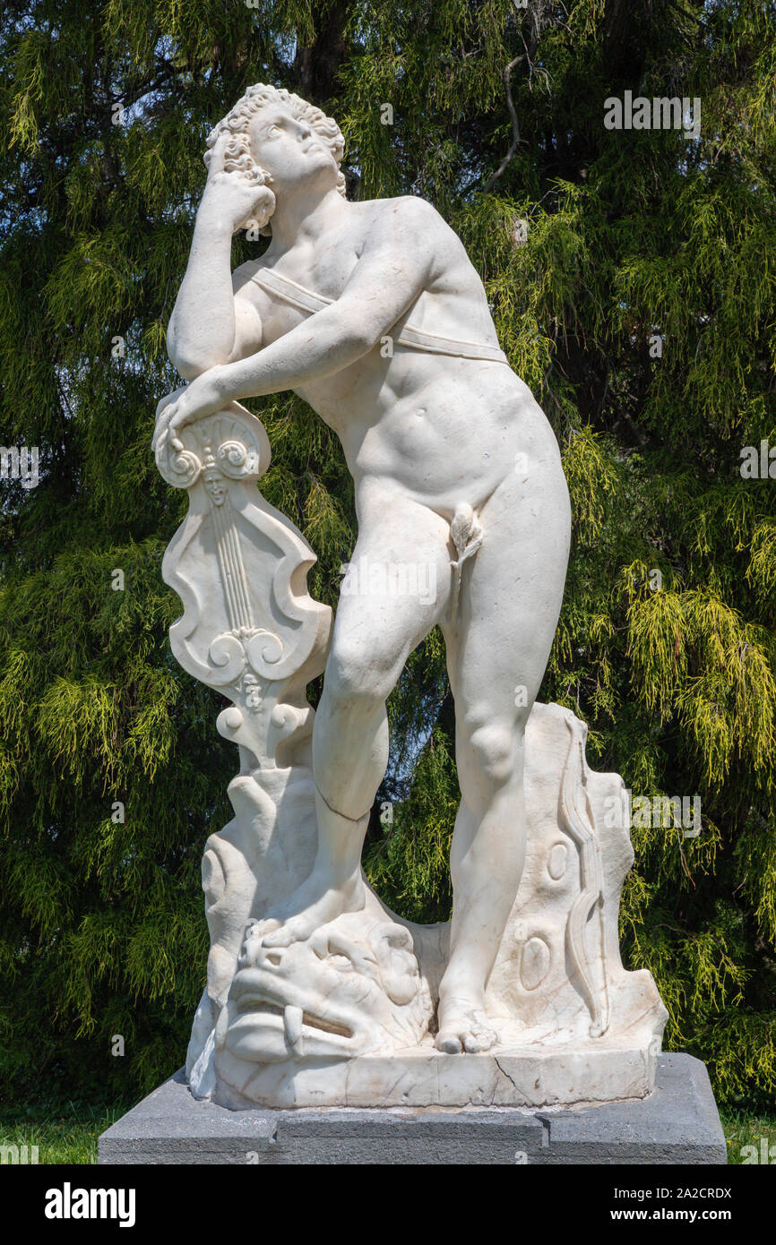 BELAGGIO, Italien, 10. Mai 2015: Die Statue des Apollo in den Gärten der Villa Melzi von G. Della Porta ab 16. Stockfoto