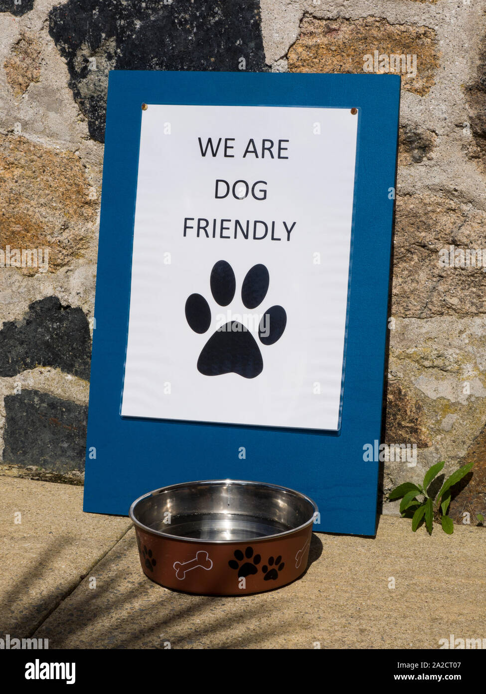 Wir sind hundefreundlich Zeichen an der Charlestown Harbour Museum, Cornwall, Großbritannien Stockfoto