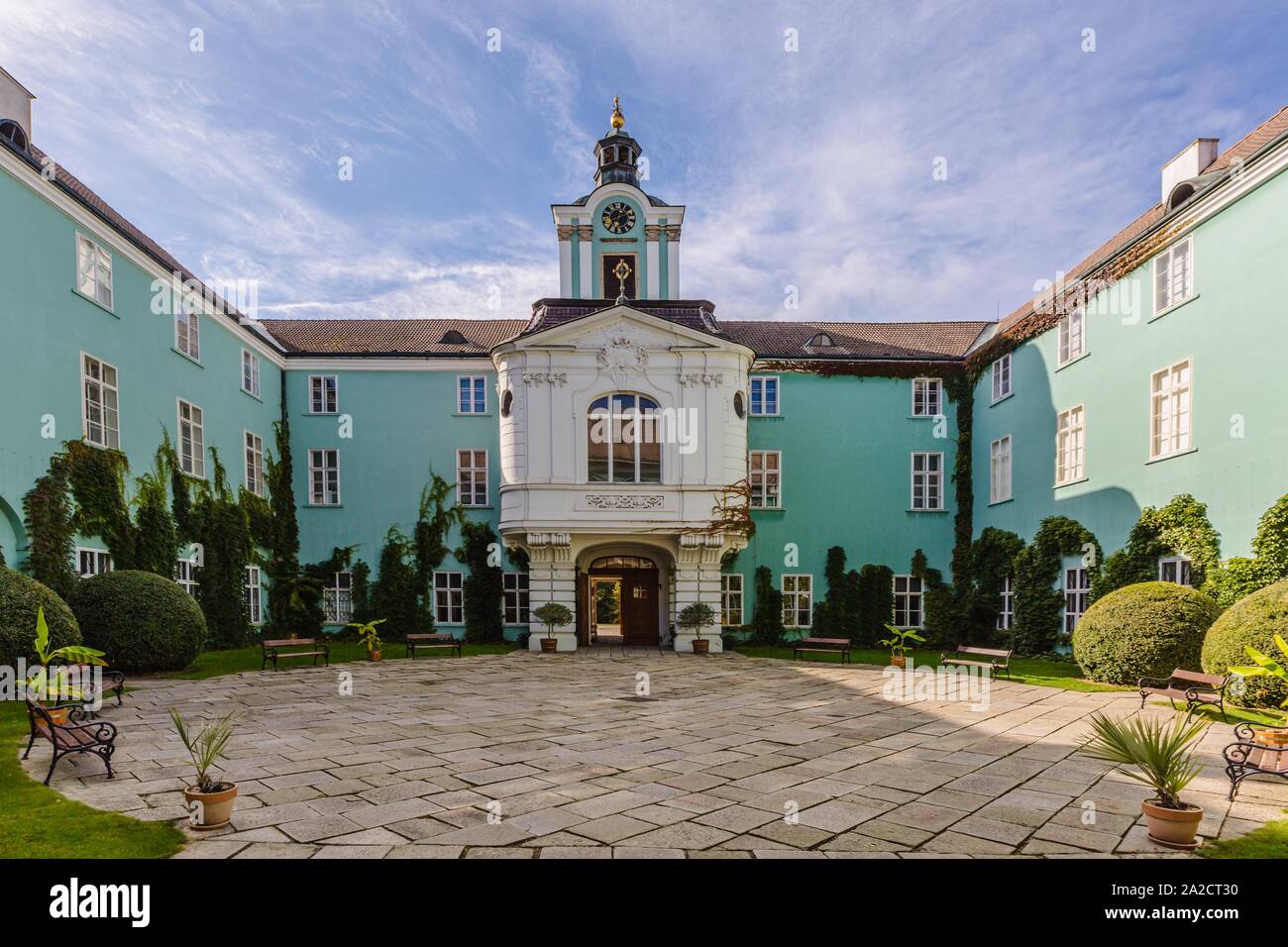 Dacice, Tschechische Republik - 29. September 2019: Blick auf den Platz im Innenhof und grüne Fassade eines staatseigenen schloss Dacice an einem sonnigen Tag mit blauen Himmel. Stockfoto