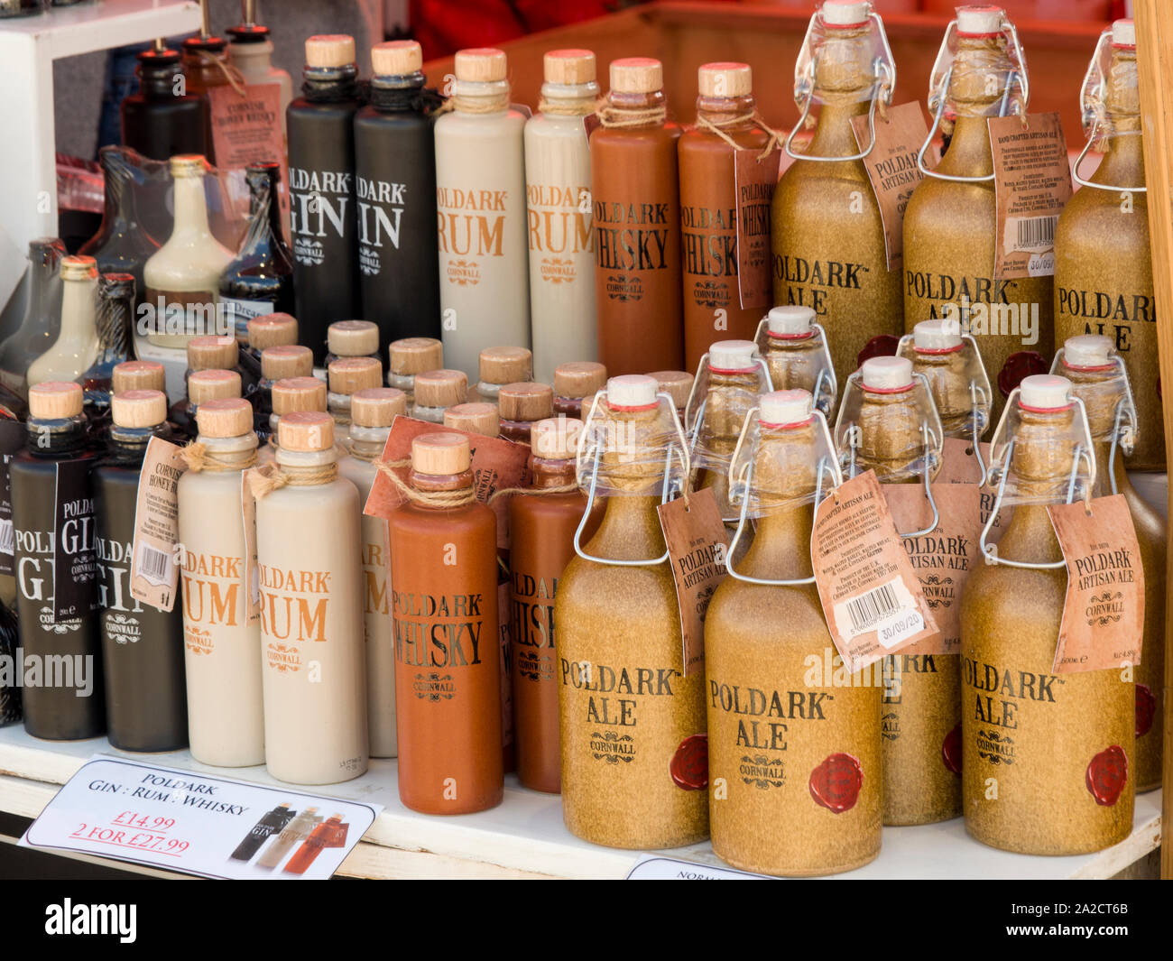 Verschiedene Arten von Alkohol als Poldark Ware verkauft wird, Charlestown Harbour, Cornwall, Großbritannien Stockfoto