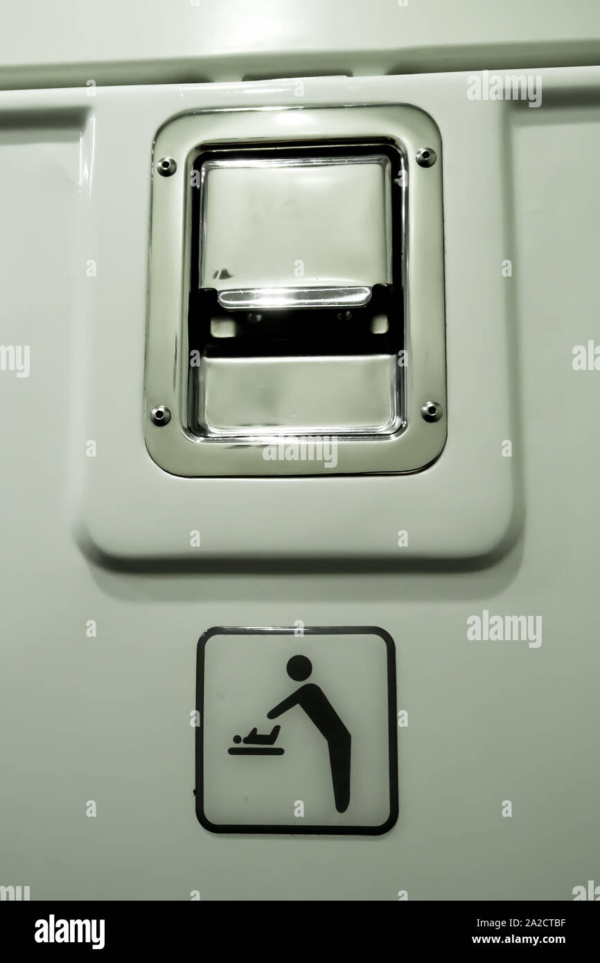 Symbole in einer modernen Toilette des stadler Elektrozuges, Nahaufnahme Stockfoto