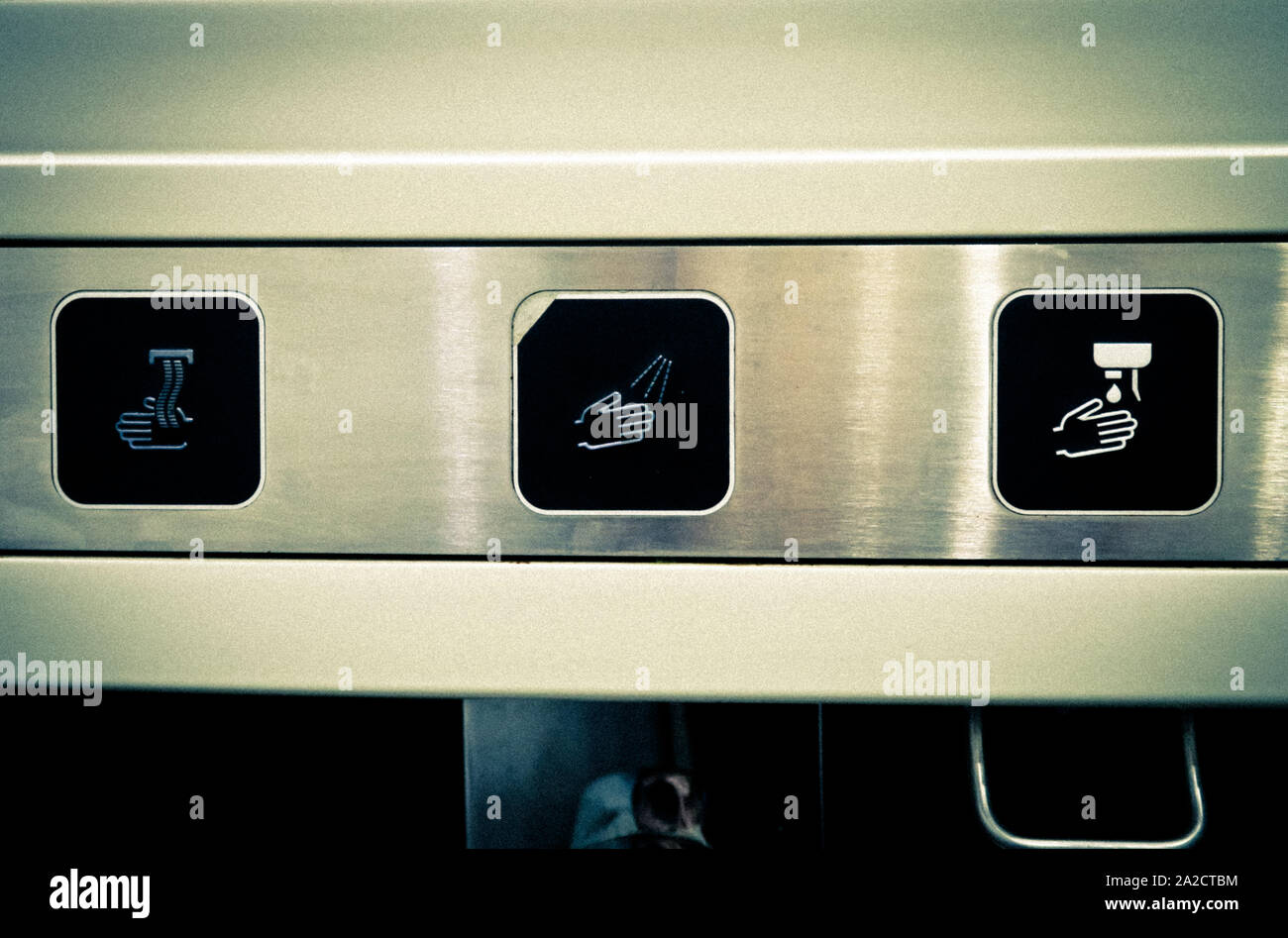 Symbole in einer modernen Toilette des stadler Elektrozuges, Nahaufnahme Stockfoto