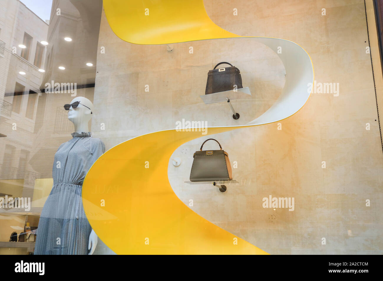 Beirut, Libanon. 2. Okt, 2019. Ein Fendi Luxus Mode Fenster Shop in der Innenstadt von Beirut Souks, der durch den Rückgang der ausländischen Tourismus, der durch die wirtschaftliche und politische Instabilität in den Libanon gebracht leer bleiben. Credit: Amer Ghazzal/SOPA Images/ZUMA Draht/Alamy leben Nachrichten Stockfoto
