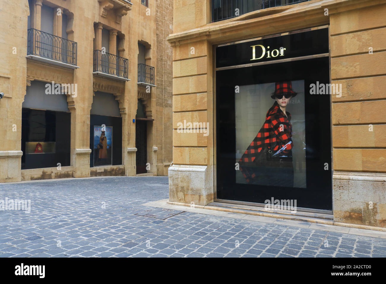 Beirut, Libanon. 2. Okt, 2019. Eine Dior Schaufenster in Beirut Souks, die von Kunden im Ausland aufgrund der Rückgang der ausländischen Tourismus, die durch die wirtschaftliche und politische Instabilität im Libanon, Kredit: Amer Ghazzal/SOPA Images/ZUMA Draht/Alamy Leben Nachrichten leer bleiben. Stockfoto
