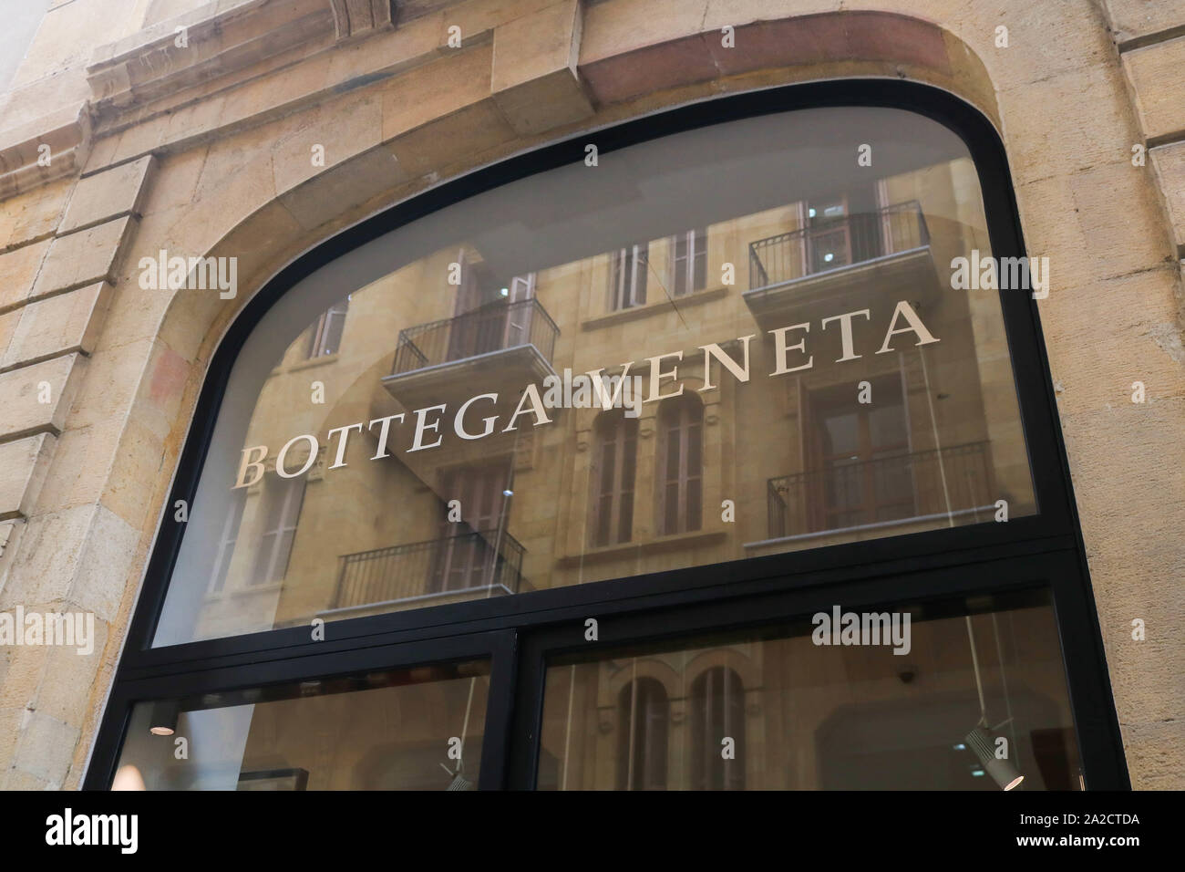 Beirut, Libanon. 2. Okt, 2019. Ein botega Veneta Luxus fashion Shop in der Innenstadt von Beirut Souks, der durch den Rückgang der ausländischen Tourismus, der durch die wirtschaftliche und politische Instabilität in den Libanon gebracht leer bleiben. Credit: Amer Ghazzal/SOPA Images/ZUMA Draht/Alamy leben Nachrichten Stockfoto