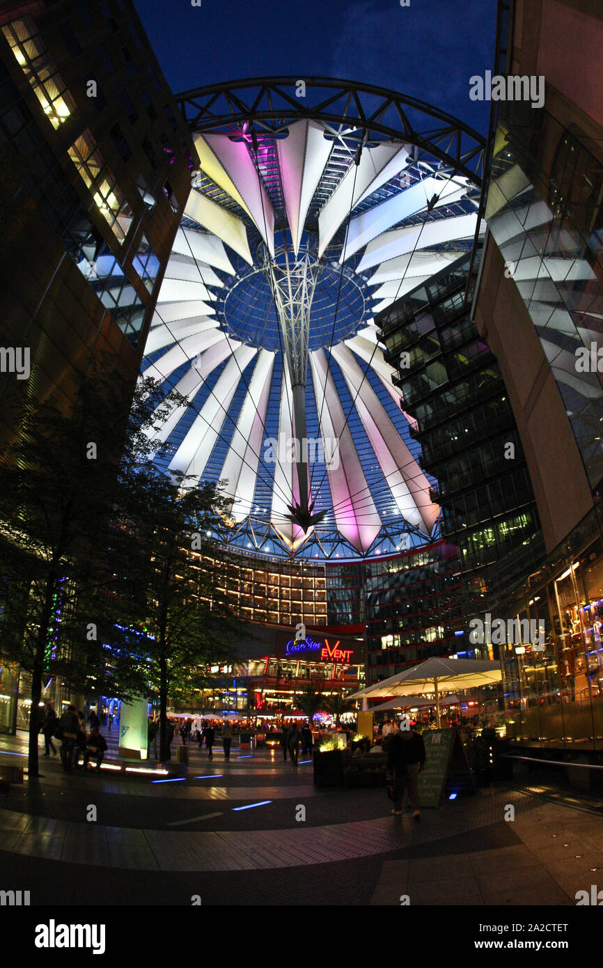 Detail des mehrfarbigen modernen Dachs, der von Renzo Piano vom Sony Center in Berlin gebaut wurde Stockfoto