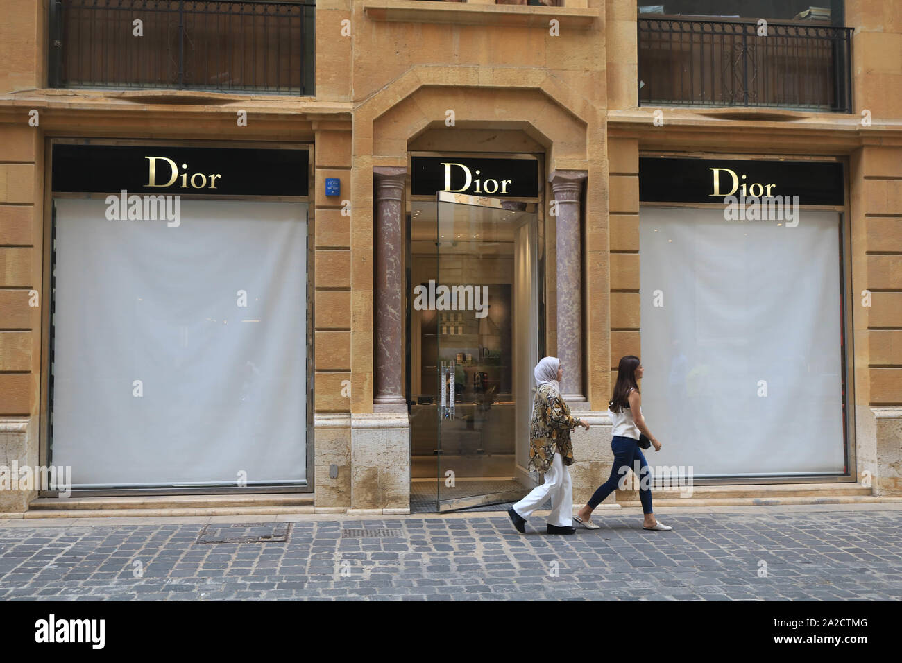 Beirut, Libanon. 2. Okt, 2019. Menschen gehen vorbei an einem Dior Luxus fashion Shop in der Innenstadt von Beirut Souks, der durch den Rückgang der ausländischen Tourismus, der durch die wirtschaftliche und politische Instabilität in den Libanon gebracht leer bleiben. Credit: Amer Ghazzal/SOPA Images/ZUMA Draht/Alamy leben Nachrichten Stockfoto