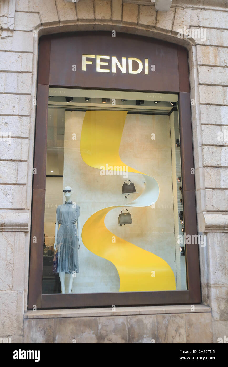 Beirut, Libanon. 2. Okt, 2019. Ein Fendi Luxus Mode Fenster Shop in der Innenstadt von Beirut Souks, der durch den Rückgang der ausländischen Tourismus, der durch die wirtschaftliche und politische Instabilität in den Libanon gebracht leer bleiben. Credit: Amer Ghazzal/SOPA Images/ZUMA Draht/Alamy leben Nachrichten Stockfoto