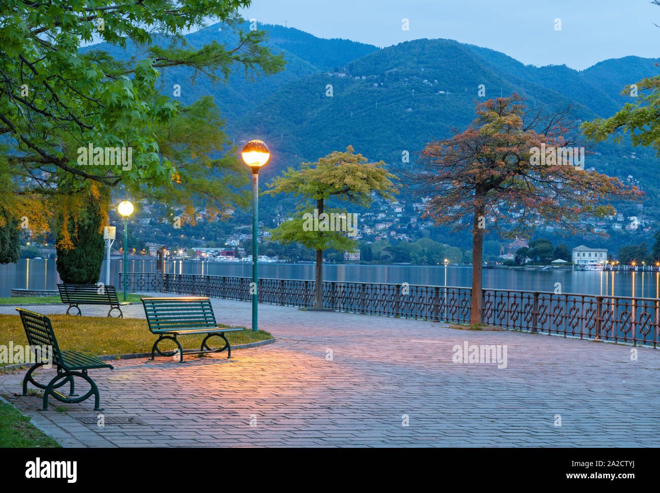 Como - die Promenade und der Comer See am Morgen der Dämmerung. Stockfoto