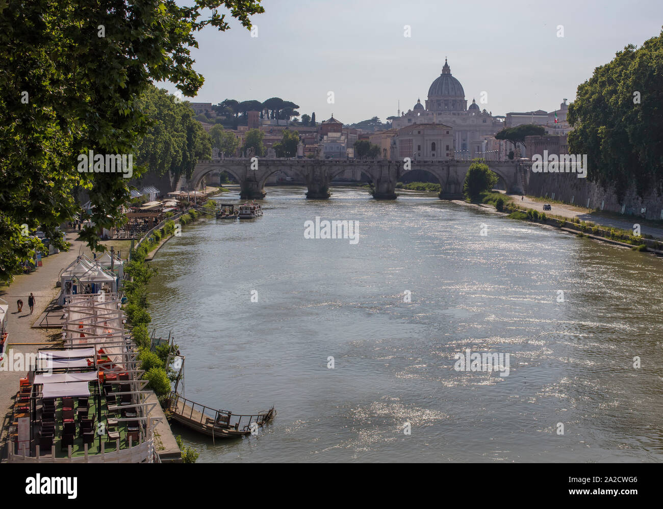 Fluss Tiber, Rom mit Petersdom, Vatikan im Hintergrund Stockfoto