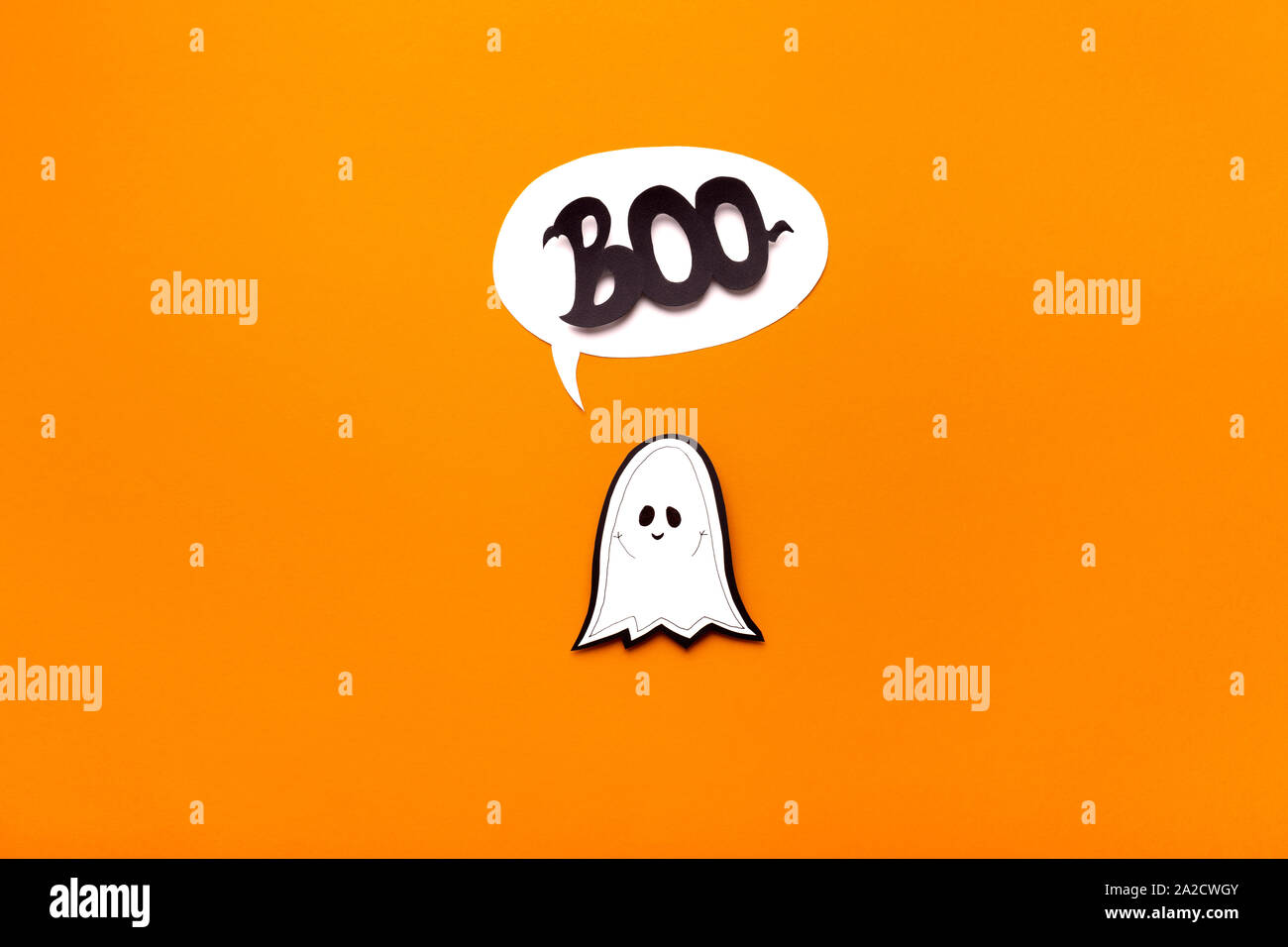Ghost kid Sagen buh auf Orange Halloween Hintergrund Stockfoto