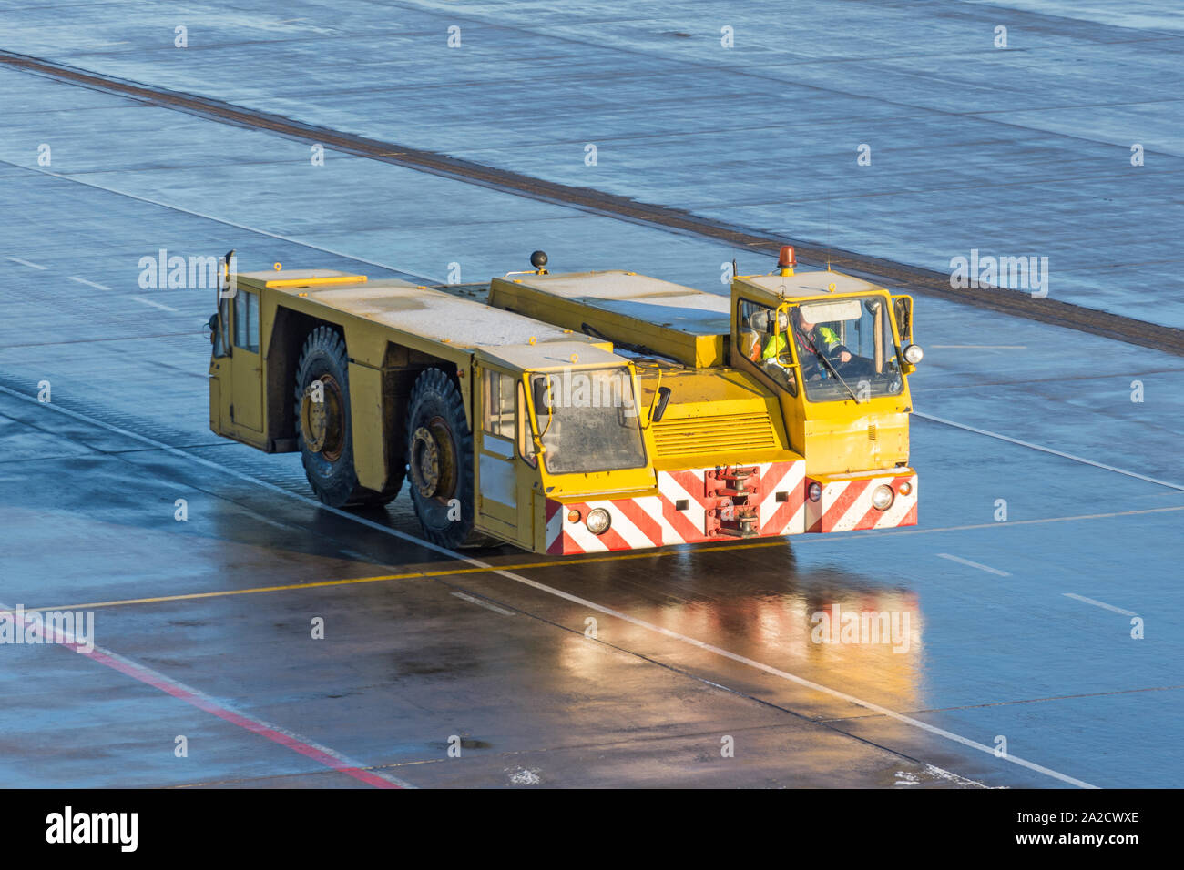 Flugplatz Schlepper fährt entlang der Lenkung Pfade am Flughafen Stockfoto