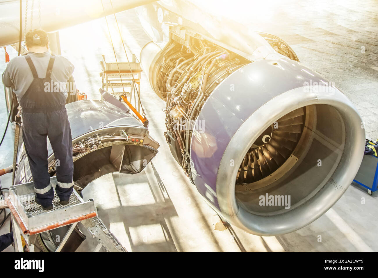 Jet Engine blades schließen bis auf Wartung, Mechaniker arbeiten mit Werkzeugen Stockfoto